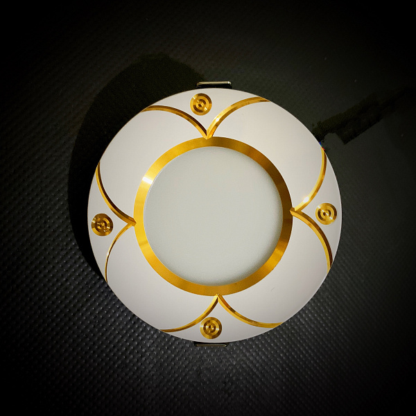 Точечный светильник F008